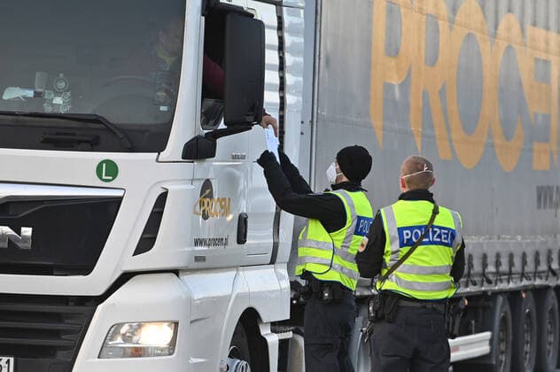 Grenzkontrollen an der oesterreichisch deutschen Grenze ,Grenzuebergang Kiefersfelden Grenzpolizisten kontrollieren LKW.Lastkraftwagen,Gueterverker,Lieferkette bei der Einreise von Tirol Oesterreich nach Bayern Deutschland.