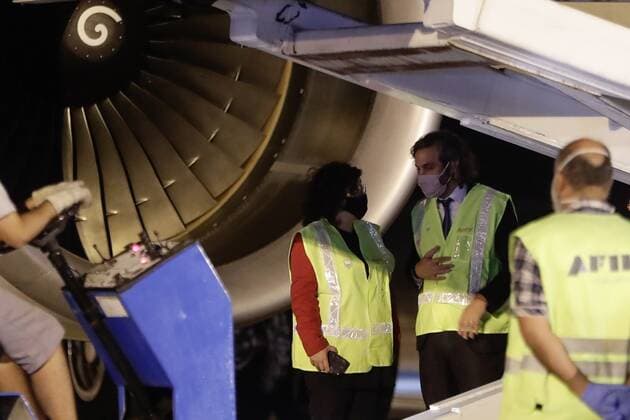 The Chief of the Cabinet of Ministers of Argentina, Santiago Cafiero (2R), and the Argentine Minister of Health, Carla Vizzotti (C), supervise the unloading of the containers with the cargo of 904,000 doses of the Sinopharm vaccine against covid-19 from China from an Argentinas Airlines plane, after landing at the Ezeiza airport, in Buenos Aires, Argentina, 25 February 2021. These doses that arrived from China are added to the 1.8 million doses arrived from Russia and India with which the population is already being inoculated, while the scandal over the VIP vaccination of figures linked to the Government worsens. Argentina receives 904,000 doses of Sinopharm vaccine from China !ACHTUNG: NUR REDAKTIONELLE NUTZUNG! Copyright: xJuanxIgnacioxRoncoronix AME8221 20210226-637499087508993315
