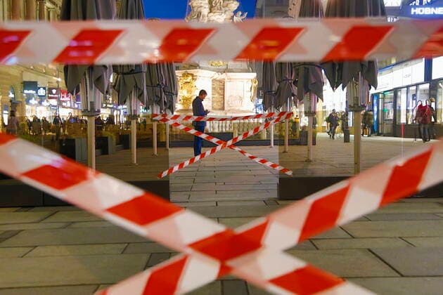 Coronas Stuation in Wien Wien, Innere Stadt, 25.02.2021 Corona-Pandemie, Corona, Corona-Virus, CoV 2, Covid 19, Sars, Virus, Virusinfektion, Pandemie, CoronakriseKrise, Viruserkrankung, Coronavirus, SARS-CoV-2 Gastgarten, Absperrung, Schanigarten, Graben Gastronomie, Gastgewerbe, geschlossen, Wirtschaftskrise, Wirtschaftflaute, Restaurant, Gastronomie, Gasthäuser, Gasthaus, Gaststätte, Bar, geschlossene Lokale, geschlossenes Restaurant, zu Wien Austria