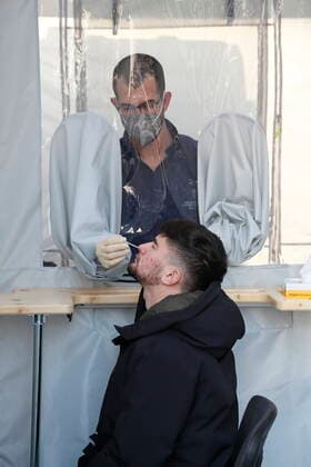 Coronas Stuation in Wien Wien, Innere Stadt, 25.02.2021 Corona-Pandemie, Corona, Corona-Virus, CoV 2, Covid 19, Sars, Virus, Virusinfektion, Pandemie, CoronakriseKrise, Viruserkrankung, Coronavirus, SARS-CoV-2 gratis Coronatestung, Coronatest, Antigen - Test, PCR - Test, Antigen-Test, PCR-Test, Schnelltest, Testzelt Mariahilferstraße , Apotheke Wien Austria