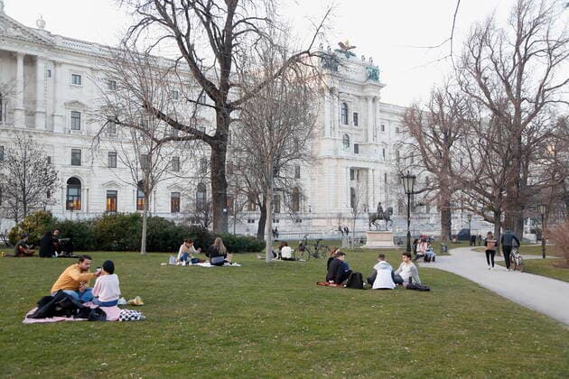 Coronas Stuation in Wien Wien, Innere Stadt, 25.02.2021 Corona-Pandemie, Corona, Corona-Virus, CoV 2, Covid 19, Sars, Virus, Virusinfektion, Pandemie, CoronakriseKrise, Viruserkrankung, Coronavirus, SARS-CoV-2 Menschen sitzen im Rasen, Burggarten, Frühling Wien Austria