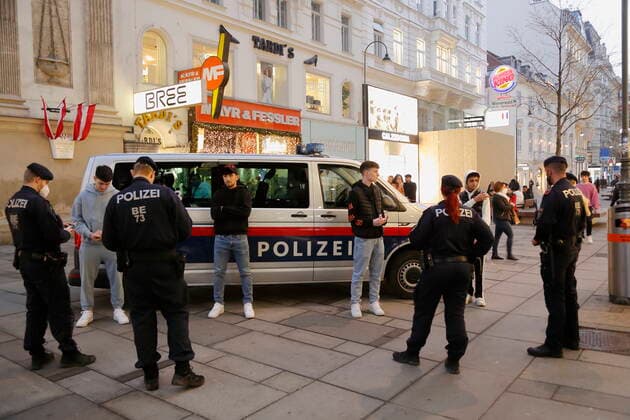 Coronas Stuation in Wien Wien, Innere Stadt, 25.02.2021 Corona-Pandemie, Corona, Corona-Virus, CoV 2, Covid 19, Sars, Virus, Virusinfektion, Pandemie, CoronakriseKrise, Viruserkrankung, Coronavirus, SARS-CoV-2 Polizei, Anhaltung, Kärntnerstraße, Peronalien aufnehmen, Polizeieinsatz Wien Austria