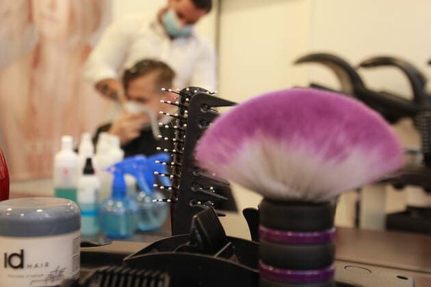 Friseure dürfen in Niedersachsen wieder Haare schneiden - Salzgitter Bundesweit dürfen Friseure ab heute wieder Haare schneiden, endlich kommt die Corona-Matte vom Kopf. Pünktlich um 8:00 scharren bereits die ersten ersten Kunden vor dem eingang mit den Hufen um einen der ersten Plätze auf dem Friseurstuhl zu ergattern. Martin Müller (Friseur aus Salzgitter-Bad) ist sichtlich froh das es endlich wieder losgehen kann. Das Telefon klingelt permanent und der Terminkalender ist bereits jetzt rappelvoll. Niedersachsen, Corona, Friseur, Friseurtermin, Covid, Pandemie, Deutschland, Bundesweit, Salzgitter, Harzvorland, Haare, Matte, Lockdown, Lockdownfrisur, Norddeutschland, Norddeutsch, Newst des Tages, Schere, Rasierer, Haare färben, Babe Copyright: xMartinxDziadekx