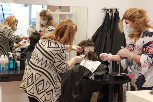 Friseure dürfen in Niedersachsen wieder Haare schneiden - Salzgitter Bundesweit dürfen Friseure ab heute wieder Haare schneiden, endlich kommt die Corona-Matte vom Kopf. Pünktlich um 8:00 scharren bereits die ersten ersten Kunden vor dem eingang mit den Hufen um einen der ersten Plätze auf dem Friseurstuhl zu ergattern. Martin Müller (Friseur aus Salzgitter-Bad) ist sichtlich froh das es endlich wieder losgehen kann. Das Telefon klingelt permanent und der Terminkalender ist bereits jetzt rappelvoll. Niedersachsen, Corona, Friseur, Friseurtermin, Covid, Pandemie, Deutschland, Bundesweit, Salzgitter, Harzvorland, Haare, Matte, Lockdown, Lockdownfrisur, Norddeutschland, Norddeutsch, Newst des Tages, Schere, Rasierer, Haare färben, Babe Copyright: xMartinxDziadekx