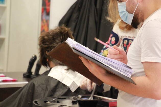 Friseure dürfen in Niedersachsen wieder Haare schneiden - Salzgitter Bundesweit dürfen Friseure ab heute wieder Haare schneiden, endlich kommt die Corona-Matte vom Kopf. Pünktlich um 8:00 scharren bereits die ersten ersten Kunden vor dem eingang mit den Hufen um einen der ersten Plätze auf dem Friseurstuhl zu ergattern. Martin Müller (Friseur aus Salzgitter-Bad) ist sichtlich froh das es endlich wieder losgehen kann. Das Telefon klingelt permanent und der Terminkalender ist bereits jetzt rappelvoll. Niedersachsen, Corona, Friseur, Friseurtermin, Covid, Pandemie, Deutschland, Bundesweit, Salzgitter, Harzvorland, Haare, Matte, Lockdown, Lockdownfrisur, Norddeutschland, Norddeutsch, Newst des Tages, Schere, Rasierer, Haare färben, Babe Copyright: xMartinxDziadekx