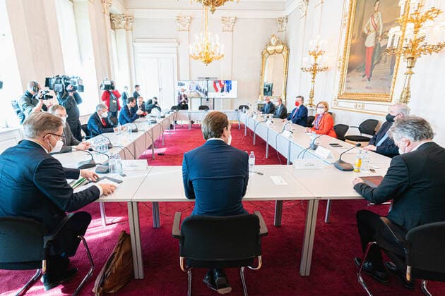 Wien 01.03.2021, Bundeskanzleramt, Wien, AUT, Bundesregierung, Kameraschwenk vor Austausch der Bundesregierung mit Experten und Landeshauptleuten zum Coronavirus und weiteren Oeffnungsschritten, im Bild v. l. Rudolf Anschober (Gruene), Peter Kaiser (SPOe), Markus Wallner (OeVP), Leonhard Schneemann (SPOe), Sebastian Kurz (OeVP), Wilfried Haslauer (OeVP), Michael Ludwig (SPOe), Johanna Mikl-Leitner (OeVP), Hermann Schuetzenhoefer (OeVP), Werner Kogler (Gruene) during a camera pan ahead of federal government s exchange with experts and state governors on coronavirus and further opening steps at the federal chancellery in Vienna, Austria on 2021 03 01.