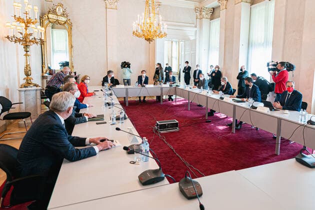 Wien 01.03.2021, Bundeskanzleramt, Wien, AUT, Bundesregierung, Kameraschwenk vor Austausch der Bundesregierung mit Experten und Landeshauptleuten zum Coronavirus und weiteren Oeffnungsschritten, im Bild v. l. Wilfried Haslauer (OeVP), Michael Ludwig (SPOe), Johanna Mikl-Leitner (OeVP), Hermann Schuetzenhoefer (OeVP), Werner Kogler (Gruene), Sebastian Kurz (OeVP), Rudolf Anschober (Gruene), Thomas Stelzer (OeVP), Peter Kaiser (SPOe), Markus Wallner (OeVP), Leonhard Schneemann (SPOe) during a camera pan ahead of federal government s exchange with experts and state governors on coronavirus and further opening steps at the federal chancellery in Vienna, Austria on 2021 03 01.
