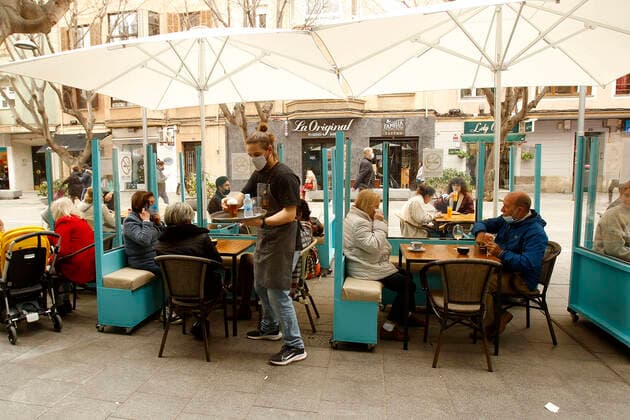 Several people on the terrace of a bar in Palma, Majorca, Balearic Islands, Spain, on March 2, 2021. Mallorca receives this Tuesday new measures relating to hospitality and social gatherings. Thus, bars and restaurants on the island will be able to reopen their terraces and social gatherings may be up to six people. 02 MARCH 2021;MALLORCA;FORMENTERA;BALEARIC ISLANDS;HOTEL AND CATERING TRADE Isaac Buj LagenciaEP 03 02 2021 PALMA, MALLORCA, BALEARIC ISLAND PALMA, MALLORCA, BALEARIC ISLAND Spain Copyright: xIsaacxBujx 3587994