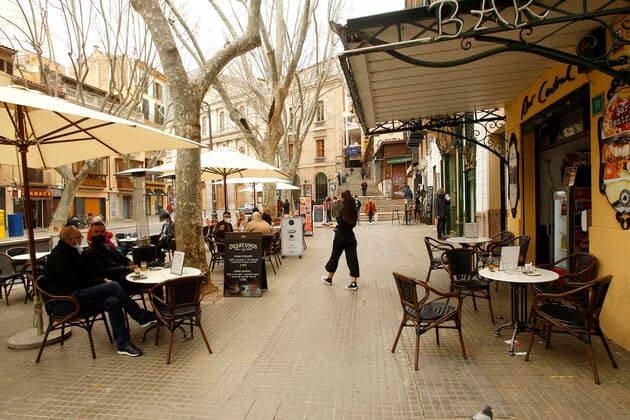 Several people on the terrace of a bar in Palma, Majorca, Balearic Islands, Spain, on March 2, 2021. Mallorca receives this Tuesday new measures relating to hospitality and social gatherings. Thus, bars and restaurants on the island will be able to reopen their terraces and social gatherings may be up to six people. 02 MARCH 2021;MALLORCA;FORMENTERA;BALEARIC ISLANDS;HOTEL AND CATERING TRADE Isaac Buj LagenciaEP 03 02 2021 PALMA, MALLORCA, BALEARIC ISLAND PALMA, MALLORCA, BALEARIC ISLAND Spain Copyright: xIsaacxBujx 3587998