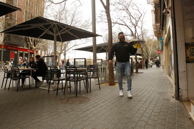A waiter serves several customers on the terrace of a bar in Palma, Majorca, Balearic Islands, Spain, March 2, 2021. Mallorca receives this Tuesday new measures relating to hospitality and social gatherings. Thus, bars and restaurants on the island will be able to reopen their terraces and social gatherings may be up to six people. 02 MARCH 2021;MALLORCA;FORMENTERA;BALEARIC ISLANDS;HOTEL AND CATERING TRADE Isaac Buj LagenciaEP 03 02 2021 PALMA, MALLORCA, BALEARIC ISLAND PALMA, MALLORCA, BALEARIC ISLAND Spain Copyright: xIsaacxBujx 3588004