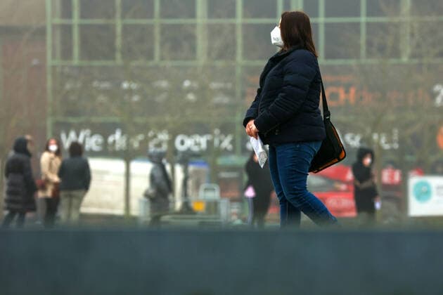 04.03.2021, Aktuelles, Politik, Start der Coronaimpfung für Gruppe 2, Ärzte, Arzthelfer, Klinikpersonal, Lehrer, Erzieher, chronisch Kranke, Polizisten, Lange Warteschlangen vor dem Impfzentrum Phoenix-West. Dortmund Impfzentrum Phoenix-West NRW Deutschland xRHR-FOTO DEx