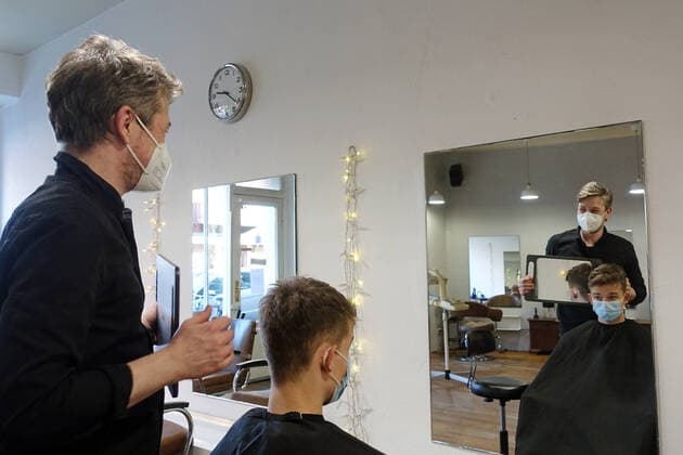 News Themen der Woche KW09 News Bilder des Tages 05.03.2021, Berlin, GER - Jugendlicher beim Frisoer. Am 01.03.2021 durften die Friseure unter Einhaltung der Hygienemassnahmen bundesweit wieder oeffnen, nachdem diese am 16.12.2020 aufgrund des Beginns des harten Lockdowns wegen der Coronapandemie geschlossen werden mussten. (MR=yes, 15-20 Jahre, 40-50 Jahre, Alltag, Arbeit, arbeiten, Berlin, Beruf, Coronaepidemie, Coronapandemie, deutsch, Deutschland, Dienstleistung, Europa, europaeisch, FFP2-Maske, Friseur, Friseurladen, Friseursalon, frisieren, Frisoer, Frisoerladen, Frisoersalon, Frisur, Gesellschaft, Gewerbe, Haare, Haare schneiden, Haarpflege, Haarschnitt, Handwerk, Hygienekonzept, Hygienemassnahmen, innen, Innenaufnahme, Jugendlicher, Kaukasier, kaukasisch, kuerzen, Kunde, Lockdown,