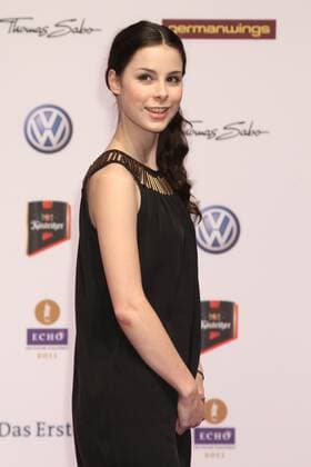 Lena Meyer-Landrut beim Echo 2011 - dem Deutschen Musikpreis am Roten Teppich in der Messe Berlin am Funkturm. Es ist der 20. Echo. 20 Jahre Echo. Copyright: xEventpress Herrmannx