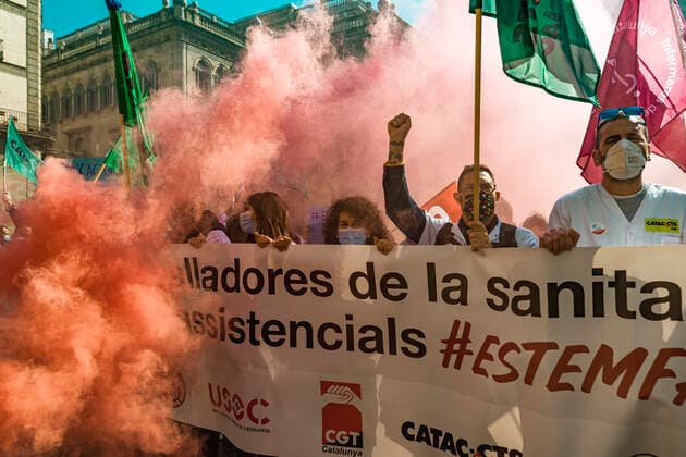 March 10, 2021, Barcelona, Catalonia, Spain: Catalan doctors shout slogans amid colored smoke as they protest for a 100% public health care system, equal pay, labor protection, early retirement, and a reduction of weekly, hours among other demands, during a strike in the Catalan public health care system Barcelona Spain - ZUMAo105 20210310_zap_o105_019 Copyright: xMatthiasxOesterlex