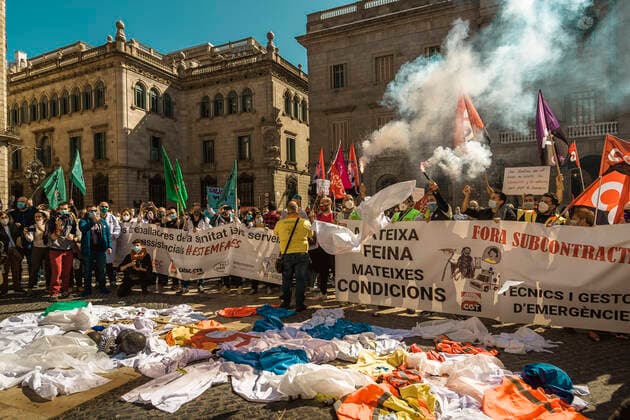 March 10, 2021, Barcelona, Catalonia, Spain: Catalan doctors shout slogans amid colored smoke as they protest for a 100% public health care system, equal pay, labor protection, early retirement, and a reduction of weekly, hours among other demands, during a strike in the Catalan public health care system Barcelona Spain - ZUMAo105 20210310_zap_o105_025 Copyright: xMatthiasxOesterlex