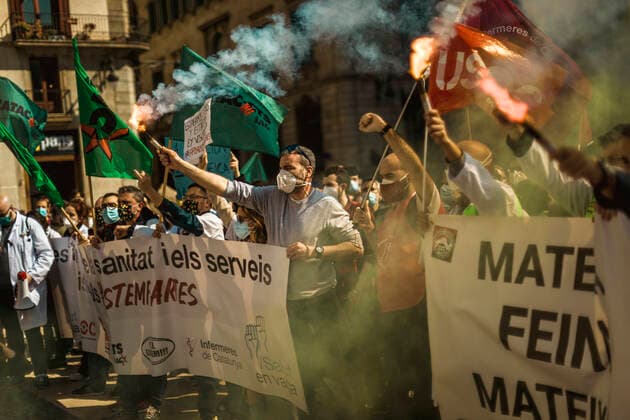 March 10, 2021, Barcelona, Catalonia, Spain: Catalan doctors shout slogans amid colored smoke as they protest for a 100% public health care system, equal pay, labor protection, early retirement, and a reduction of weekly, hours among other demands, during a strike in the Catalan public health care system Barcelona Spain - ZUMAo105 20210310_zap_o105_026 Copyright: xMatthiasxOesterlex