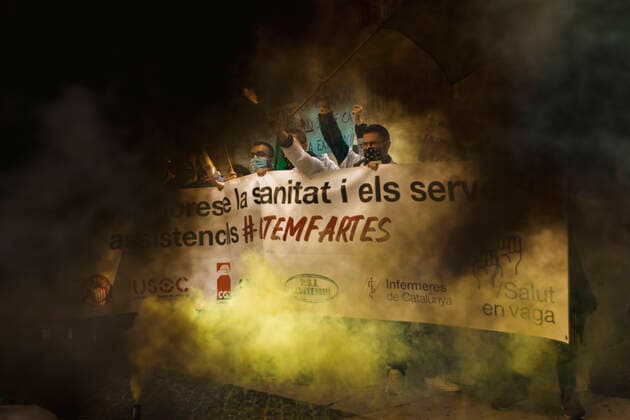March 10, 2021, Barcelona, Catalonia, Spain: Catalan doctors shout slogans amid colored smoke as they protest for a 100% public health care system, equal pay, labor protection, early retirement, and a reduction of weekly, hours among other demands, during a strike in the Catalan public health care system Barcelona Spain - ZUMAo105 20210310_zap_o105_032 Copyright: xMatthiasxOesterlex