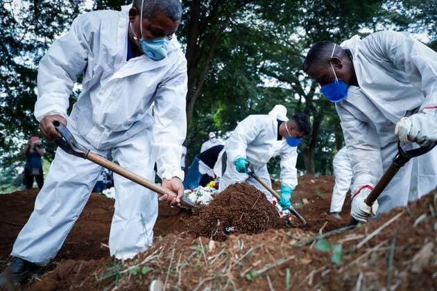 Coronavirus in Brasilien, Gräber werden auf Friedhof in Sao Paulo ausgehoben Sao Paulo (Brazil), 12 03 2021.- Workers carry out the burial of a covid-19 victim at the Vila Formosa Cemetery, in Sao Paulo, Brazil, 11 March 2021 (issued 12 March). Brazil completes this Friday a year since the first death from covid-19, with public hospitals at a very critical point and cemeteries with gravediggers at the limit of their strength in the middle of the second wave. Against the global trend of stabilization, Brazil presents the worst scenario since the beginning of the pandemic and is currently the place on the planet that registers the most cases and deaths from coronavirus daily, above the United States. The last two days it has exceeded the 2,000 daily death mark. Burials without truce and full ucis: Brazil, to the li Copyright: xFERNANDOxBIZERRAx AME1578 20210312-637511601218354240