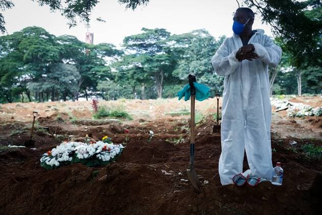 Coronavirus in Brasilien, Gräber werden auf Friedhof in Sao Paulo ausgehoben Sao Paulo (Brazil), 12 03 2021.- Workers carry out the burial of a covid-19 victim at the Vila Formosa Cemetery, in Sao Paulo, Brazil, 11 March 2021 (issued 12 March). Brazil completes this Friday a year since the first death from covid-19, with public hospitals at a very critical point and cemeteries with gravediggers at the limit of their strength in the middle of the second wave. Against the global trend of stabilization, Brazil presents the worst scenario since the beginning of the pandemic and is currently the place on the planet that registers the most cases and deaths from coronavirus daily, above the United States. The last two days it has exceeded the 2,000 daily death mark. Burials without truce and full ucis: Brazil, to the li Copyright: xFERNANDOxBIZERRAx AME1581 20210312-637511601239135890