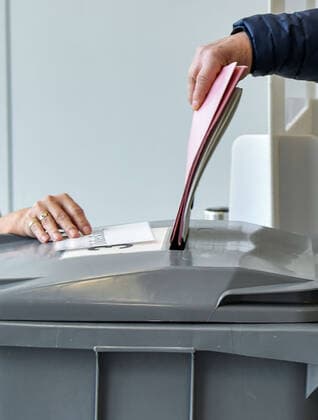 14.03.2021, xpsx, Lokal Hanau Impressionen Kommunal- und OB-Wahl v.l. Wahllokal, Wahlen, Wähler, Stimmzettel, Kreuz, Wahlurne, Stimme, Symbolfoto, Wahlkabine,, Hanau Hessen Deutschland (DEU)