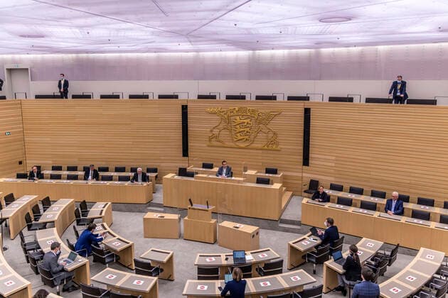 LTWBW21. Landtagswahl Baden-Württemberg. Pressekonferenz der Spitzenkandidaten. Von links Andreas STOCH (SPD-Spitzenkandidat MdL, Vorsitzender der SPD-Landtagsfraktion), Hans-Ulrich RÜLKE (MdL, Vorsitzender der FDP DVP-Landtagsfraktion Ba-Wü.), Winfried KRETSCHMANN (Grüne, Ministerpräsident). Rechts Susanne EISENMANN (CDU-Spitzenkandidtin, Kultusministerin), Bernd GÖGEL (MdL, AfD-Fraktionsvorsitzender). 14.03.2021: Deutschland, Baden-Württemberg, Stuttgart.