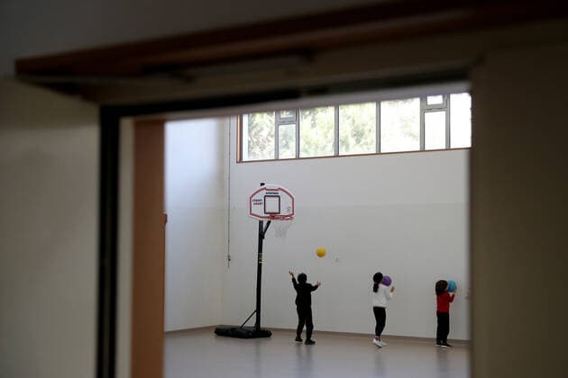 Coronavirus in Portugal, Lockerungen in Lissabon March 15, 2021, Lisbon, Portugal: Elementary school students attend a physical education class at Gomes Freire de Andrade school as students return to classes after a period of mandatory lockdown due to the Covid-19 pandemic, in Oeiras, Portugal, on March 15, 2021. Portuguese Government set out a four stages plan to ease COVID-19 restrictions, as the vaccination program progresses, with the first stage beginning on March 15 with reopening of nurseries, kindergartens and elementary schools, as well as hairdressers, barbers and bookstores. Lisbon Portugal - ZUMAf123 20210315_zap_f123_009 Copyright: xPedroxFiuzax