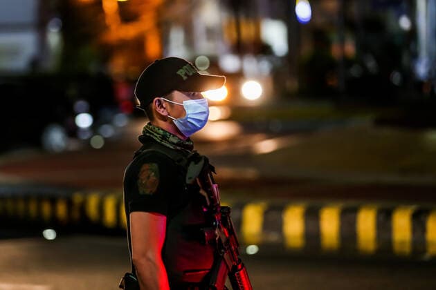Coronavirus auf den Philippinen, Polizei überwacht Ausgangssperre (210315) -- MANILA, March 15, 2021 -- A policeman is seen at a checkpoint during the implementation of strict quarantine measures in Manila, the Philippines on March 15, 2021. Metro Manila, home to about 13 million people, started imposing strict quarantine measures again on Monday to contain a recent surge of coronavirus infections. The Philippines Department of Health (DOH) reported on Monday that 5,404 new coronavirus disease (COVID-19) infections, the highest daily tally in seven months, bringing the total number of confirmed cases in the country to 626,893. ) PHILIPPINES-MANILA-COVID-19-QUARANTINE MEASURES RouellexUmali
