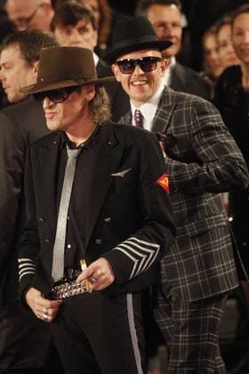 Udo Lindenberg und Jan Delay beim Echo 2012 dem Deutschen Musikpreis auf dem Roten Teppich vor der Verleihung beim Autogramme schreiben an der Messe Berlin. Copyright: xEventpressxStaufenbergx