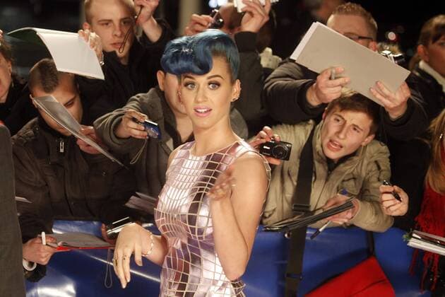 Katy Perry beim Echo 2012 dem Deutschen Musikpreis auf dem Roten Teppich vor der Verleihung beim Autogramme schreiben an der Messe Berlin. Copyright: xEventpressxStaufenbergx