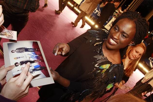 Ivy Quainoo beim Echo 2012 dem Deutschen Musikpreis auf dem Roten Teppich vor der Verleihung beim Autogramme schreiben an der Messe Berlin. Copyright: xEventpressxStaufenbergx