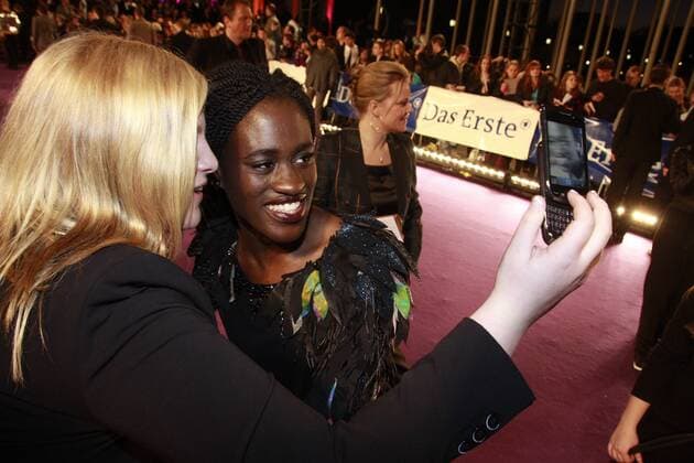 Ivy Quainoo beim Echo 2012 dem Deutschen Musikpreis auf dem Roten Teppich vor der Verleihung beim Autogramme schreiben an der Messe Berlin. Copyright: xEventpressxStaufenbergx