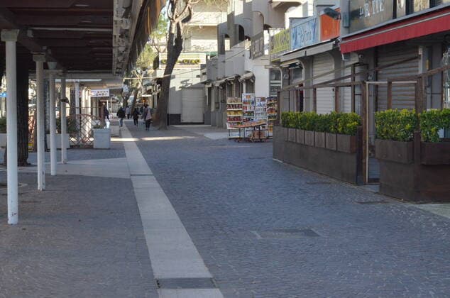 Coronavirus in Italien, Lockdown in Rimini Italy will be in a Red Zone wave for Easter amid COVID-19. (INT) Italy will be in a Red Zone wave for Easter amid COVID-19. March 15, 2021, Rimini , Italy: From Monday, March 15th, and for another 15 days, Emilia-Romagna is all Red Zone. Despite the rules and prohibitions today, it can be seen that people can™t stand to stay at home anymore, as they strolled on the beach, families with children in the parks and exercising. Although contagion is still on the rise, the hope of many is that it will be the last major closure in Italy. Credit: Josi Donelli Thenews2 Italy will be in a Red Zone wave for Easter amid COVID-19. Copyright: xJosixDonellix