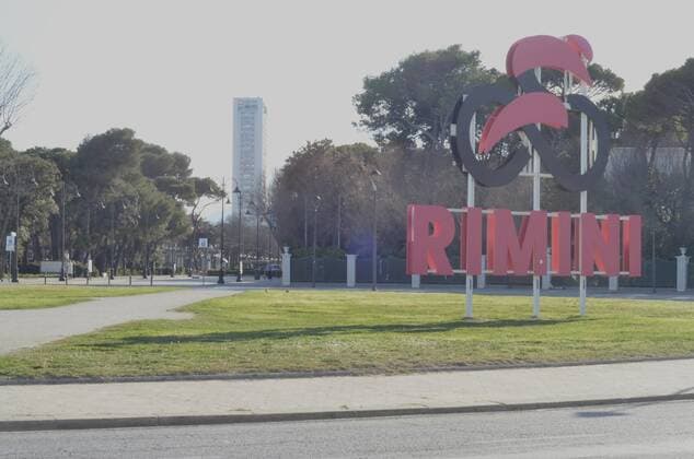 Coronavirus in Italien, Lockdown in Rimini Italy will be in a Red Zone wave for Easter amid COVID-19. March 15, 2021, Rimini , Italy: From Monday, March 15th, and for another 15 days, Emilia-Romagna is all Red Zone. Despite the rules and prohibitions today, it can be seen that people can™t stand to stay at home anymore, as they strolled on the beach, families with children in the parks and exercising. Although contagion is still on the rise, the hope of many is that it will be the last major closure in Italy. Italy will be in a Red Zone wave for Easter amid COVID-19. Copyright: xJosixDonellix