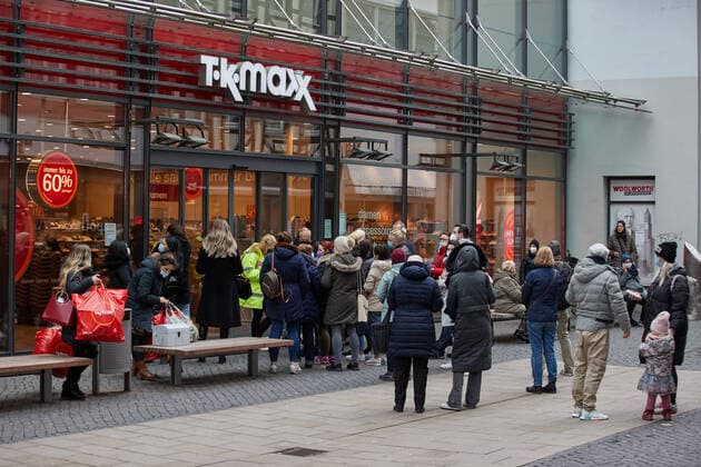 CEJ - 17.03.2021, Braunschweig: T K Maxx, Einkaufsstraße, Click & Meet, Masken, Menschenschlange, Schlange, Anstehen, Shopping, Bekleidungsgeschäfte, Damm, Schilder, Menschen mit Maske, Maskenpflicht, Innenstadt,;CEJ - Szene aus Braunschweig Innenstadt, Braunschweig Niedersachsen Deutschland