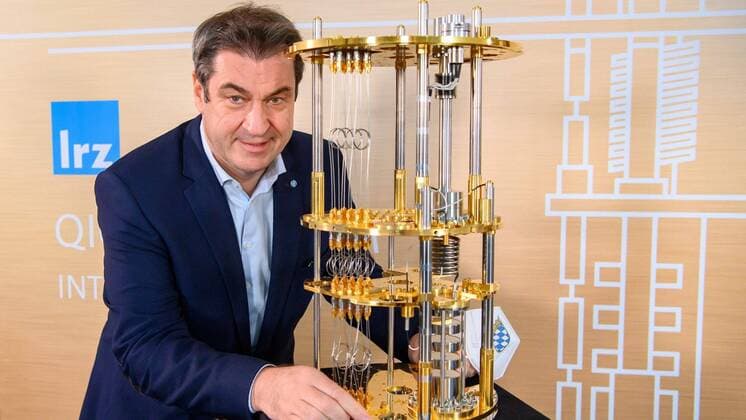 News Bilder des Tages Ministerpräsident Dr. Markus Söder, MdL, im LRZ Quantum Integration Centre. Ministerpräsident Dr. Markus Söder, MdL, hat am 17. März 2021 an der Eröffnung des LRZ Quantum Integration Centre in Garching teilgenommen. Dr. Markus Söder, MdL: Warp-Antrieb für Forschung der Zukunft: Start des Quantum Integration Centre bei München. Ein Supercomputer ist ein Instrument, der Quantencomputer ein ganzes Orchester. Wir ermöglichen Forschung in neuen Dimensionen mit einem Quanten-District in Bayern. Was das Silicon Valley heute ist, wird das Quantum Valley in Zukunft sein. Die Hightech Agenda mit 3,5 Mrd. Euro schafft 13.000 Studienplätze und 1000 Professuren, allein 100 für KI. ! ACHTUNG: Nur redaktionelle Nutzung-Editorial Use Only, mit vollstä