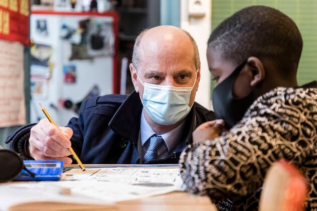 Coronavirus in Frankreich, Bildungsminister Jean Michel Blanquer besucht Grundschule in Paris Paris, France March 18, 2021 - Minister of National Education visits elementary school as part of Mathematics Week - French Education, Youth and Sports Minister Jean-Michel Blanquer NEWS, POLITIQUE, EDUCATION, ECOLE ELEMENTAIRE, BLANQUER, SEMAINEDES MATHEMATIQUES, MATHS, ENSEIGNEMENT, APPRENTISSAGE, EDUCATIF, SCOLAIRE, SCOLARITE, AIDE, PROXIMITE, ECOUTE, ECOLIERS, ELEVES, SALLE DE CLASSE Copyright: xVincentxIsorex