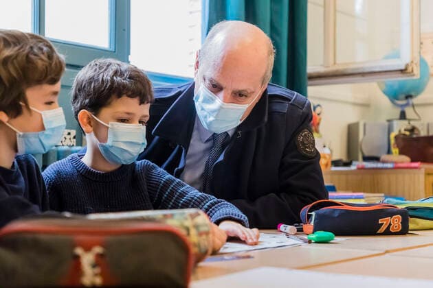 Coronavirus in Frankreich, Bildungsminister Jean Michel Blanquer besucht Grundschule in Paris Paris, France March 18, 2021 - Minister of National Education visits elementary school as part of Mathematics Week - French Education, Youth and Sports Minister Jean-Michel Blanquer NEWS, POLITIQUE, EDUCATION, ECOLE ELEMENTAIRE, BLANQUER, SEMAINEDES MATHEMATIQUES, MATHS, ENSEIGNEMENT, APPRENTISSAGE, EDUCATIF, SCOLAIRE, SCOLARITE, AIDE, PROXIMITE, ECOUTE, ECOLIERS, ELEVES, SALLE DE CLASSE Copyright: xVincentxIsorex