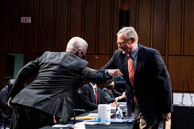 Coronavirus in den USA, Senatsanhörung in Washington Senator Richard Burr, R-N.C., Ranking Member of the Senate Committee on Health, Education, Labor, and Pensions, greets Dr. Anthony Fauci, Director at the National Institute Of Allergy and Infectious Diseases, before a hearing with the Senate Committee on Health, Education, Labor, and Pensions on the Covid-19 response on Capitol Hill in Washington March 18th, 2021. Pool WAX20210318918 AnnaxMoneymaker