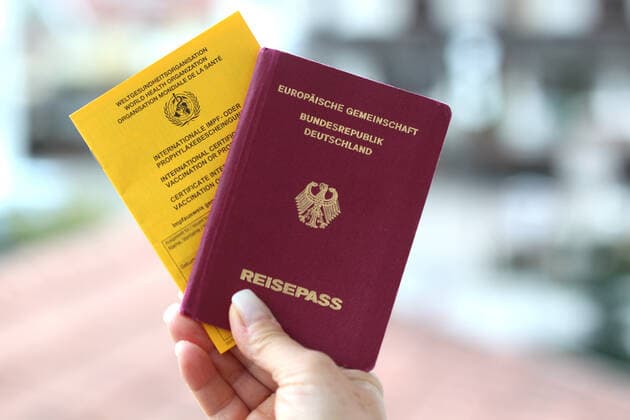 Winden Themenbild - Vorfreude auf den Urlaub, Urlaubssaison 2021, Sommerurlaub 2021, Impfpass und Reisepass Themenbild - Vorfreude auf den Urlaub, Urlaubssaison 2021, Sommerurlaub 2021, Impfpass und Reisepass gelber Impfpass, Impfbescheinigung und ein Reisepass der Bundesrepublik Deutschland liegen auf Schutzmasken, mit Vorfreude auf den Sommerurlaub 2021 in der Coronapandemie Symbolbild, Themenbild, Featurebild Copyright: xFleigx xEibner-Pressefotox EP_dfg
