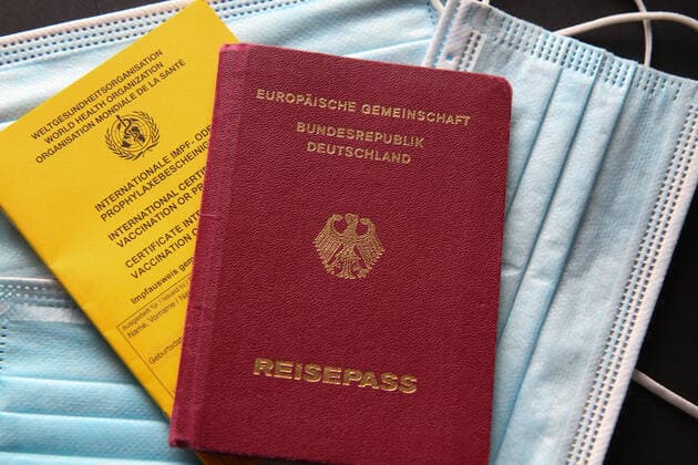 Winden Themenbild - Vorfreude auf den Urlaub, Urlaubssaison 2021, Sommerurlaub 2021, Impfpass und Reisepass Themenbild - Vorfreude auf den Urlaub, Urlaubssaison 2021, Sommerurlaub 2021, Impfpass und Reisepass gelber Impfpass, Impfbescheinigung und ein Reisepass der Bundesrepublik Deutschland liegen auf Schutzmasken, mit Vorfreude auf den Sommerurlaub 2021 in der Coronapandemie Symbolbild, Themenbild, Featurebild Copyright: xFleigx xEibner-Pressefotox EP_dfg
