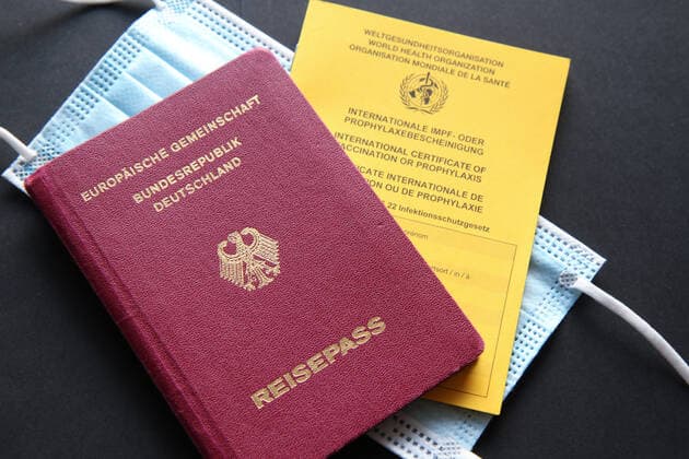 Winden Themenbild - Vorfreude auf den Urlaub, Urlaubssaison 2021, Sommerurlaub 2021, Impfpass und Reisepass Themenbild - Vorfreude auf den Urlaub, Urlaubssaison 2021, Sommerurlaub 2021, Impfpass und Reisepass gelber Impfpass, Impfbescheinigung und ein Reisepass der Bundesrepublik Deutschland liegen auf Schutzmasken, mit Vorfreude auf den Sommerurlaub 2021 in der Coronapandemie Symbolbild, Themenbild, Featurebild Copyright: xFleigx xEibner-Pressefotox EP_dfg