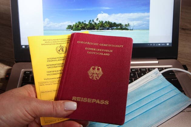 Winden Themenbild - Vorfreude auf den Urlaub, Urlaubssaison 2021, Sommerurlaub 2021, Impfpass und Reisepass Themenbild - Vorfreude auf den Urlaub, Urlaubssaison 2021, Sommerurlaub 2021, Impfpass und Reisepass gelber Impfpass, Impfbescheinigung und ein Reisepass der Bundesrepublik Deutschland liegen auf Schutzmasken, mit Vorfreude auf den Sommerurlaub 2021 in der Coronapandemie Symbolbild, Themenbild, Featurebild Copyright: xFleigx xEibner-Pressefotox EP_dfg