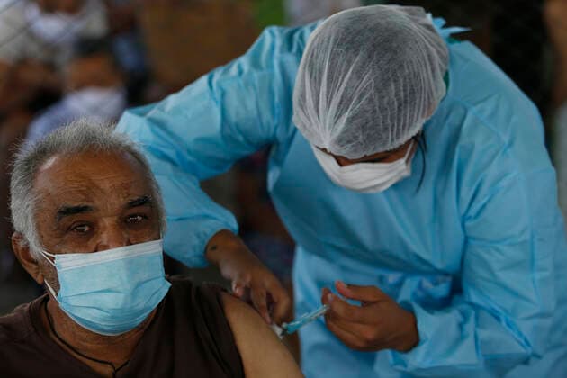 (210323) -- BRASILIA, March 23, 2021 -- A senior citizen receives a dose of Chinese-developed COVID-19 vaccine in Brasilia, Brazil, on March 22, 2021. Brazil on Monday said 1,383 more people died from the novel coronavirus disease in the previous 24 hours, raising the national death toll to 295,425. According to the Ministry of Health, tests detected 49,293 new cases, bringing the nationwide count to 12,047,526. Brazil is one of the countries hardest hit by the virus worldwide in terms of both deaths and cases, second only to the United States. (Photo by Xinhua) BRAZIL-12 MLN COVID-19 CASES LucioxTavora