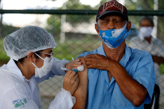 (210323) -- BRASILIA, March 23, 2021 -- A senior citizen receives a dose of Chinese-developed COVID-19 vaccine in Brasilia, Brazil, on March 22, 2021. Brazil on Monday said 1,383 more people died from the novel coronavirus disease in the previous 24 hours, raising the national death toll to 295,425. According to the Ministry of Health, tests detected 49,293 new cases, bringing the nationwide count to 12,047,526. Brazil is one of the countries hardest hit by the virus worldwide in terms of both deaths and cases, second only to the United States. (Photo by Xinhua) BRAZIL-12 MLN COVID-19 CASES LucioxTavora