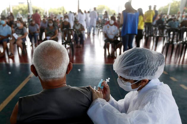 (210323) -- BRASILIA, March 23, 2021 -- A senior citizen receives a dose of Chinese-developed COVID-19 vaccine in Brasilia, Brazil, on March 22, 2021. Brazil on Monday said 1,383 more people died from the novel coronavirus disease in the previous 24 hours, raising the national death toll to 295,425. According to the Ministry of Health, tests detected 49,293 new cases, bringing the nationwide count to 12,047,526. Brazil is one of the countries hardest hit by the virus worldwide in terms of both deaths and cases, second only to the United States. (Photo by Xinhua) BRAZIL-12 MLN COVID-19 CASES LucioxTavora