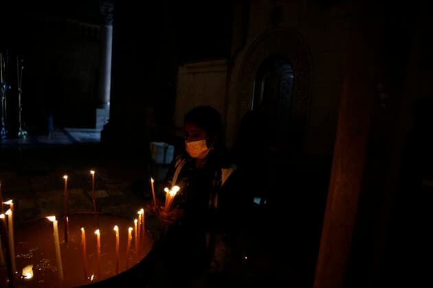 March 25, 2021, Jerusalem, West Bank, Palestinian Territory: Christian worshippers pray inside Church of Holy Sepulcher, amid the coronavirus lockdown, in Jerusalem s Old City, on March 25, 2021. The Palestinian government decided to re-apply the partial closure in the West Bank, with the continued suspension of schools, with the exception of high school students, until April 3 to confront the spread of the Corona virus. The government spokesman said in a statement that it has also been decided that the closure will continue on Friday and Saturday of every week, except for pharmacies and bakeries Jerusalem Palestinian Territory - ZUMAap3_ 20210325_zaf_ap3_083 Copyright: xJamalxAwadx