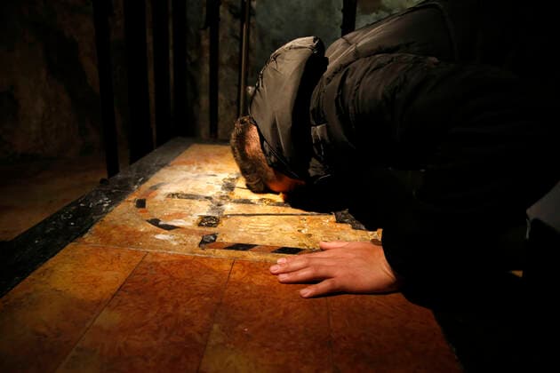 March 25, 2021, Jerusalem, West Bank, Palestinian Territory: Christian worshippers pray inside Church of Holy Sepulcher, amid the coronavirus lockdown, in Jerusalem s Old City, on March 25, 2021. The Palestinian government decided to re-apply the partial closure in the West Bank, with the continued suspension of schools, with the exception of high school students, until April 3 to confront the spread of the Corona virus. The government spokesman said in a statement that it has also been decided that the closure will continue on Friday and Saturday of every week, except for pharmacies and bakeries Jerusalem Palestinian Territory - ZUMAap3_ 20210325_zaf_ap3_085 Copyright: xJamalxAwadx