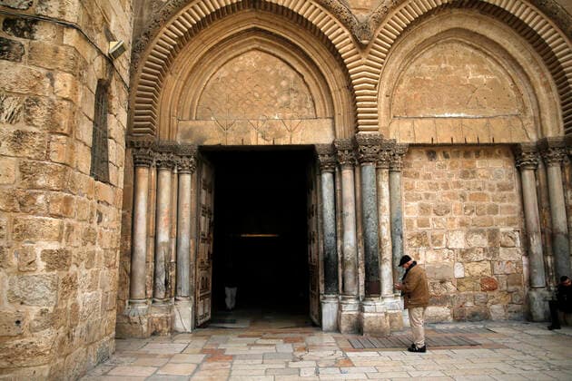 March 25, 2021, Jerusalem, West Bank, Palestinian Territory: Christian worshipers walk inside Church of Holy Sepulcher, amid the coronavirus lockdown, in Jerusalem s Old City, on March 25, 2021. The Palestinian government decided to re-apply the partial closure in the West Bank, with the continued suspension of schools, with the exception of high school students, until April 3 to confront the spread of the Corona virus. The government spokesman said in a statement that it has also been decided that the closure will continue on Friday and Saturday of every week, except for pharmacies and bakeries Jerusalem Palestinian Territory - ZUMAap3_ 20210325_zaf_ap3_091 Copyright: xJamalxAwadx