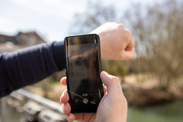Tuebingen Themenbilder: Tuebingen in Zeit der Corona-Pandemie, 28.03.2021 Themenbilder: Tuebingen in Zeit der Corona-Pandemie, Armband mit QR Code, Scannen mit Handy, Tagesticket, Gastro geoffnet, Essen im Freien, Biergarten, Neckar, 28.03.2021, Copyright: xEIBNER DROFITSCHx EP_ddh