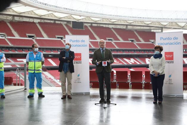 The Minister of Health of the Community of Madrid, Enrique Ruiz Escudero (2r), accompanied by the Deputy Minister of Public Health and COVID-19 Plan of the Community of Madrid, Antonio Zapatero (3l), and the Director of Public Health, Elena Andradas (1r), gives a conference after visiting the vaccination point installed at the Wanda Metropolitano Stadium, where vaccination begins for the population aged between 60 and 65 years. This age group will be vaccinated, also with doses from AstraZeneca, at the public Hospital Enfermera Isabel Zendal from Wednesday. Wanda Metropolitano Stadium (meeting point: Gate 37) (Avda. Luis Aragonà s, 4). Bring authorizations. 30 MARCH 2021;WANDA METROPOLITANO;MADRID;COMMUNITY OF MADRID Marta Fernandez Jara Copyright: xMartaxFernandezxJarax 3627538